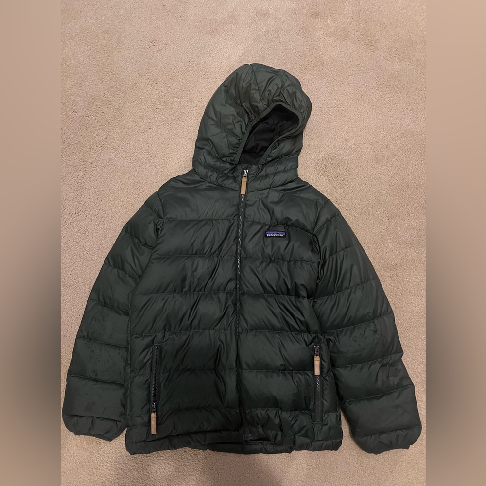 Boys Patagonia Hi-Loft Down Jacket with hood
Like new condition